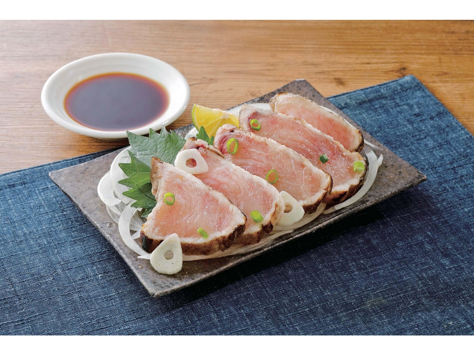 明神水産 わら焼き一本釣りびんちょうまぐろたたき 100g（1ブロック