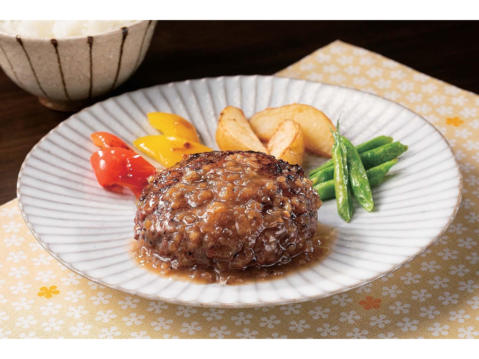 CO・OP ふっくら仕上げたあら挽き肉のハンバーグ 和風オニオンソース 145g| コープこうべネット