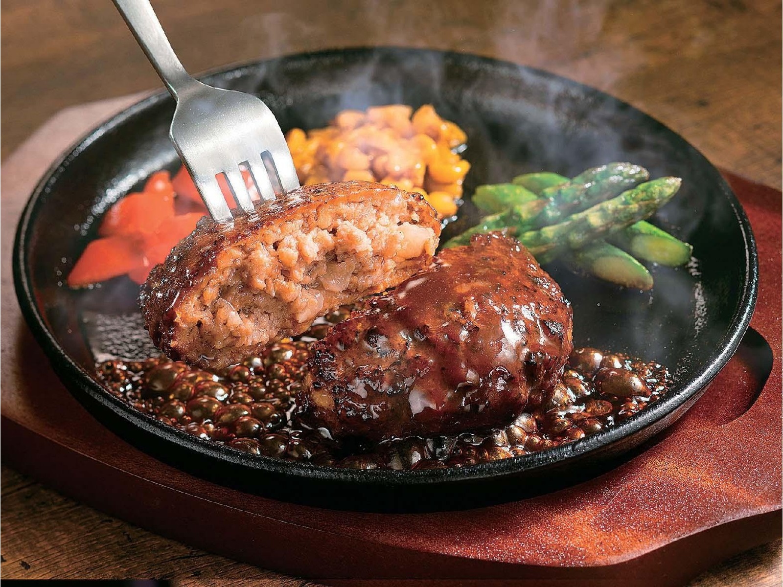 CO・OP ふっくら仕上げたあら挽き肉のハンバーグ デミグラスソース