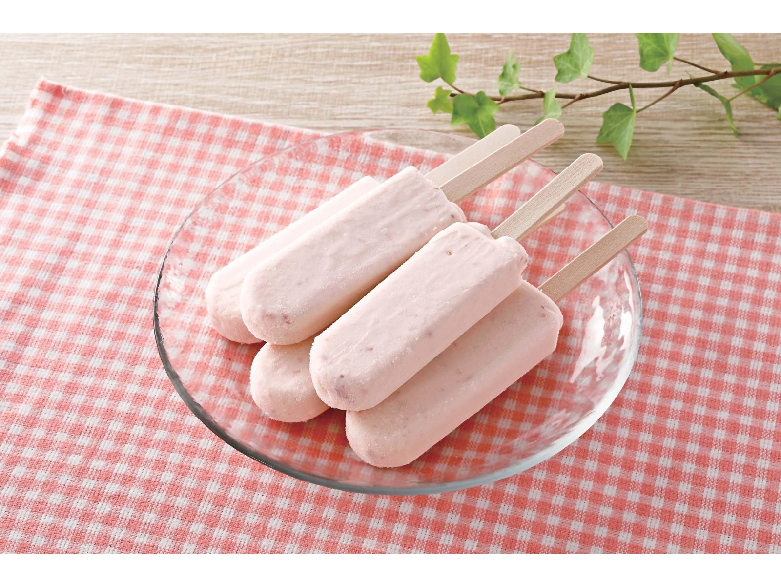 こーへー商品 よつ葉乳業 よつ葉牛乳バーいちご 1箱(40ml×5本入)| コープ