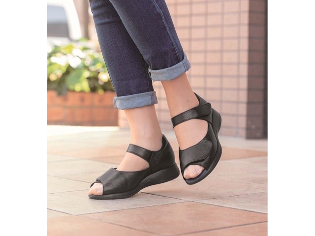 送料関税込★KHAITE★Aimee 35 レザーサンダル Aimee 35 leather sandals in black - Khaite | Mytheresa