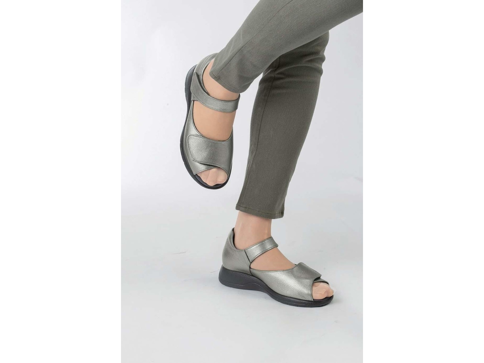 【3150最高ページ】 高井さんの靴＞牛革5E軽量快適フィットサンダル 1足 シルバー L