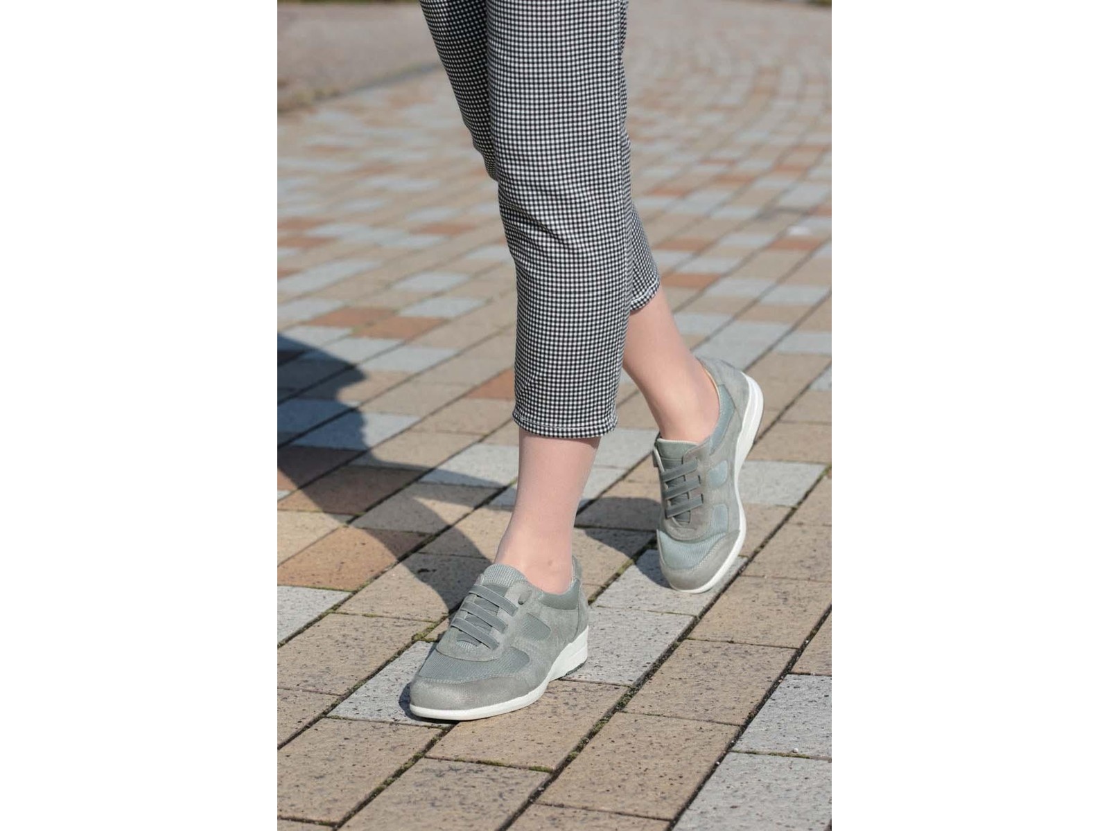 あとりえOKADA＞5E軽量甲ゴムスニーカー 1足 グレー