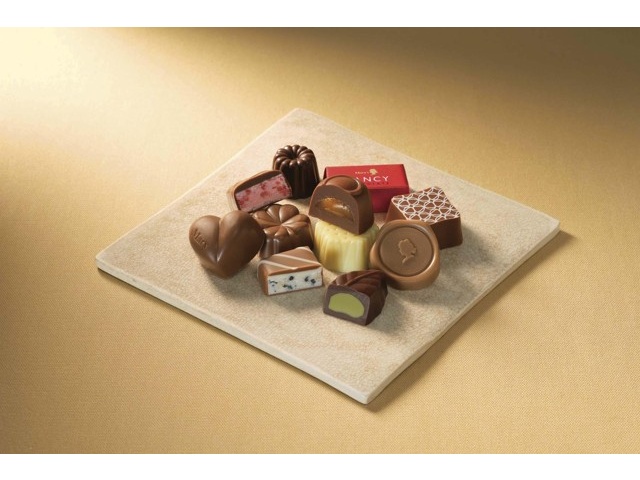 ドラちゃん新品未開封ドバイチョコレート2枚 selen