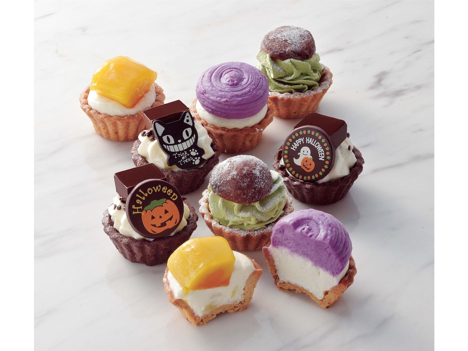 専用ミニアソートのハロウィン2023 ハロウィンお菓子詰め合わせ。木製のハロウィンミニハウス（2種