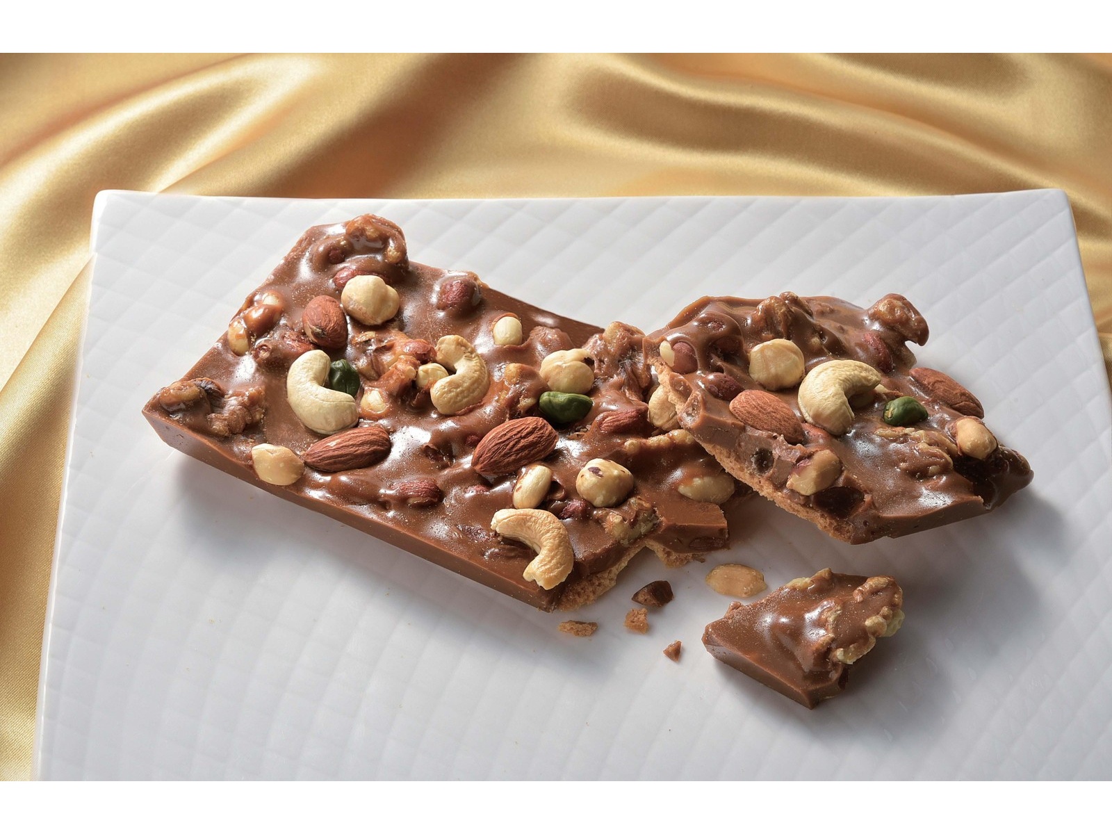 エイミエール ギャラナッツバー 4箱 Godiva announces new limited-edition Animal Crossing chocolate
