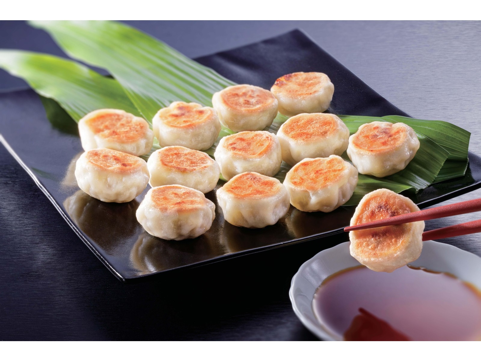 イトー屋 黒豚のジューシー焼き小籠包 216g(12コ入)| コープ