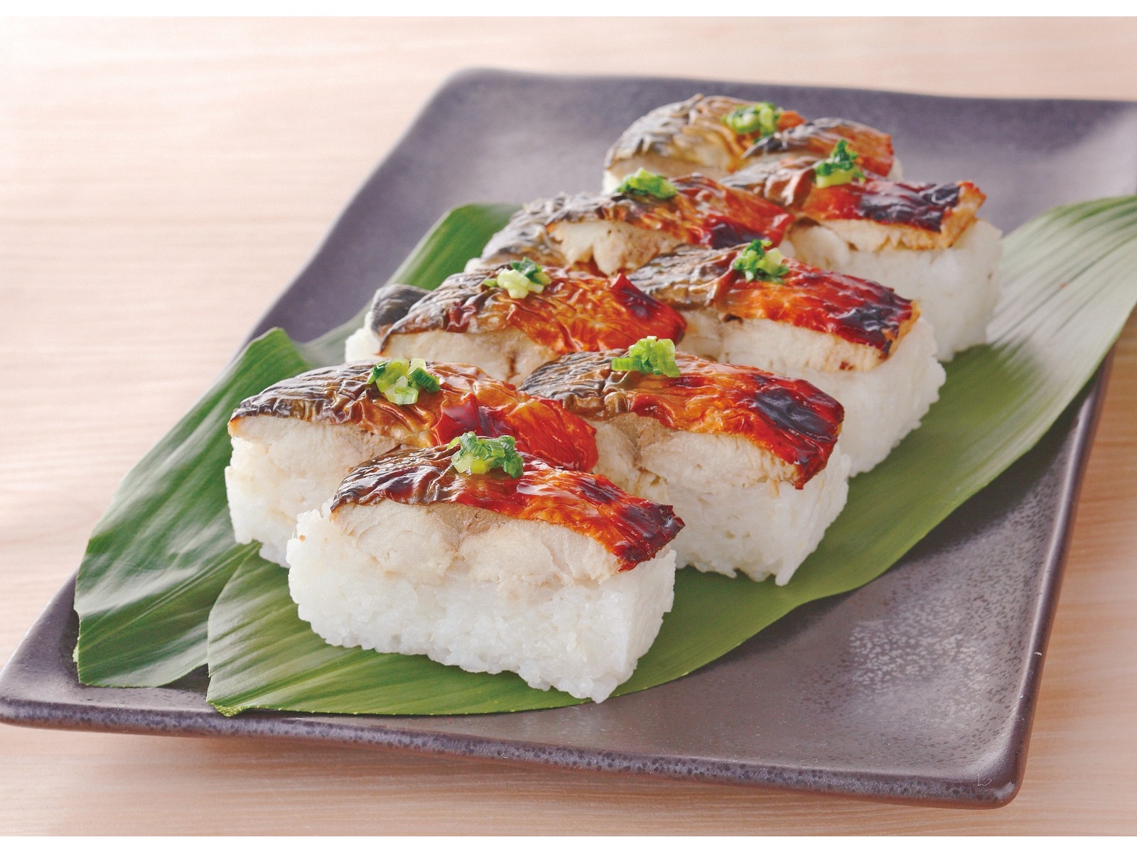 ジャパンフレッシュ 焼鯖押し寿司 1本(8カット入)| コープ ジャパンフレッシュ 焼鯖押し寿司 1本(8カット入)| コープ