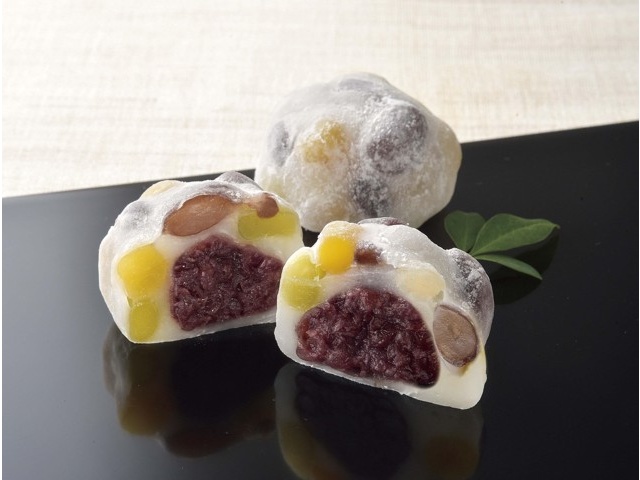 豆大福 新大阪駅ナカで見つけた。大阪の人気和菓子屋が作る素朴な味が