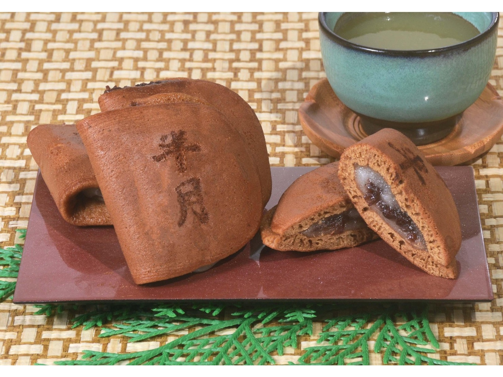 打出の小槌本舗 黒糖もち半月 1個| コープこうべネット