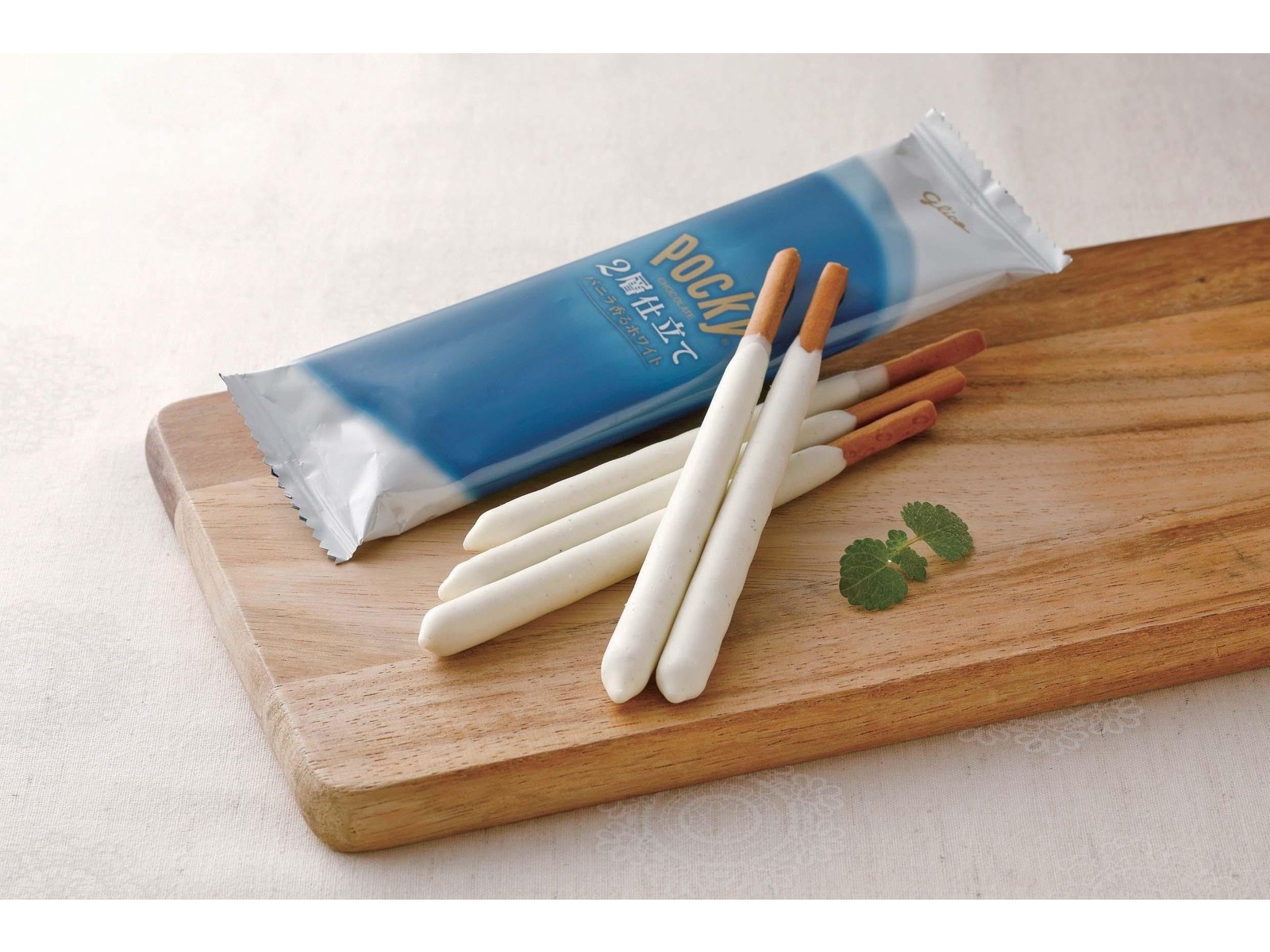 グリコ ポッキー2層仕立て<バニラ香るホワイト> 2袋入| コープこうべネット