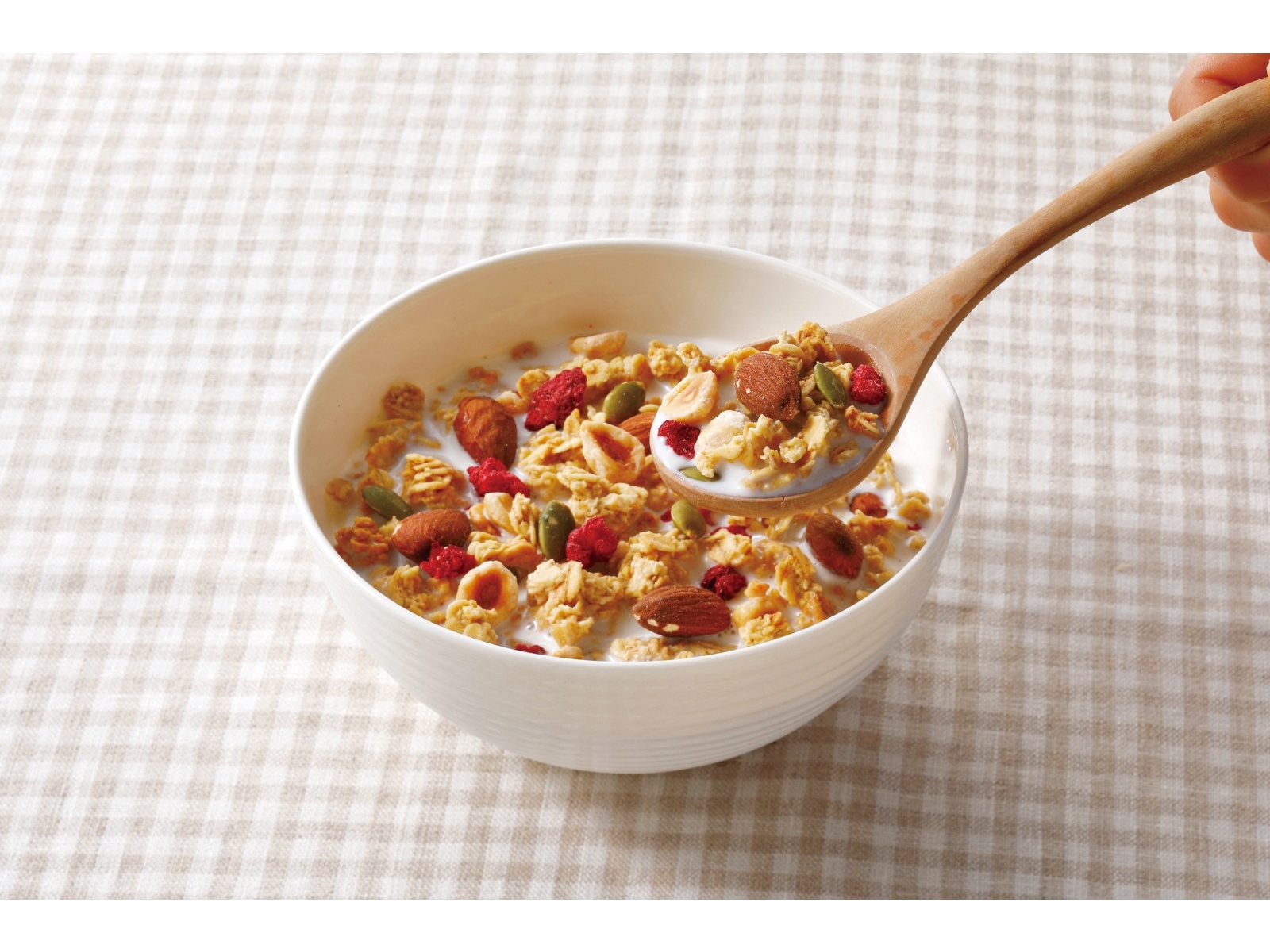 業務用菓子問屋GGxケロッグ　２８０Ｇ 素材まるごとグラノラ全粒穀物１００％ナッツ＆ベリ−×24個 : ケロッグ 素材まるごとグラノラ 全粒穀物100％ 黒豆