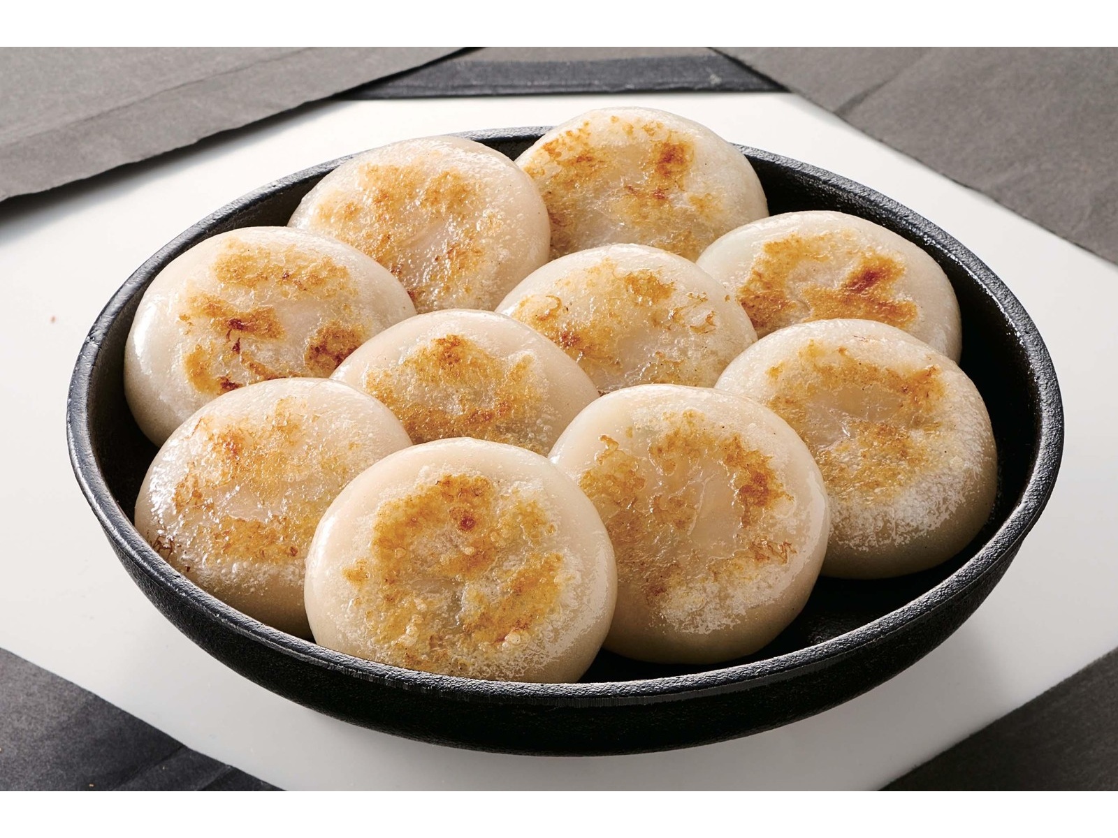 日本ハム もちもち皮のにんにく丸餃子 560g（標準20コ） | コープ