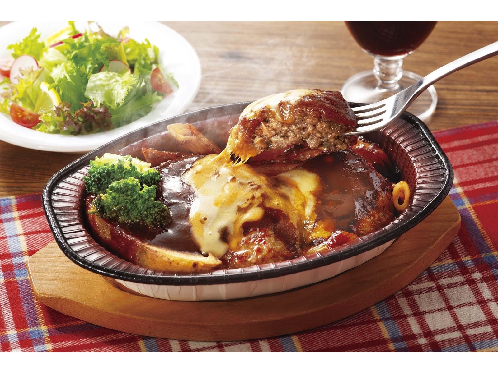ニチレイ ハンバーグと3種具材のグリル（香味屋監修デミソース