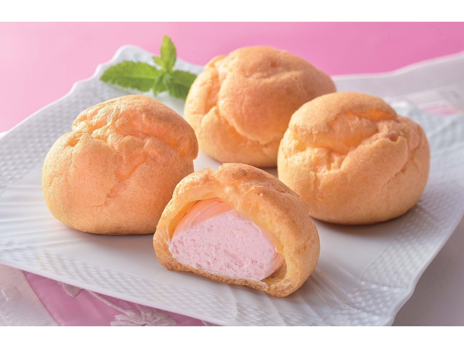 不二家 洋菓子屋さんの苺シュークリーム 4コ入| コープこうべネット