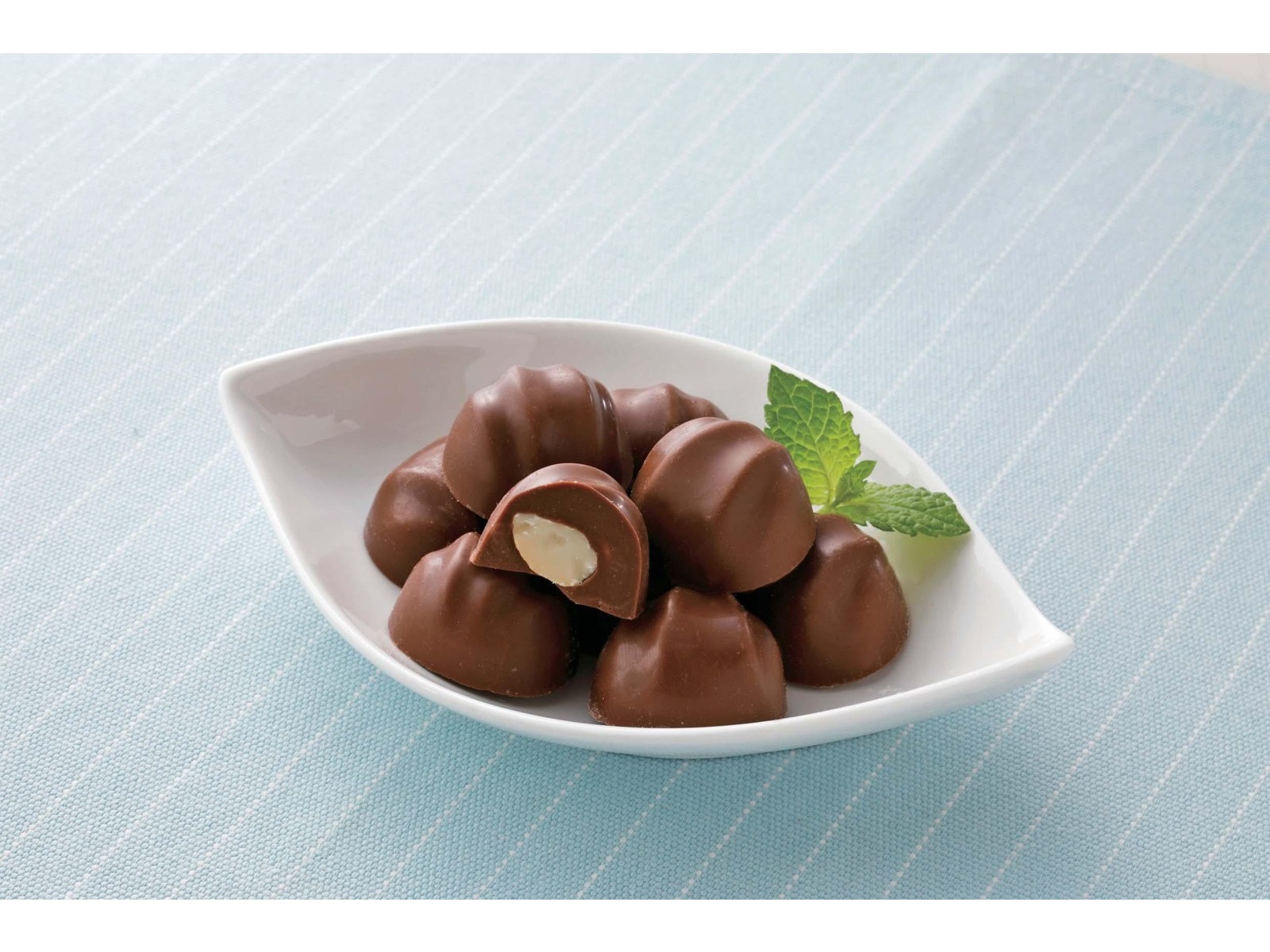明治 マカダミアチョコレート 沖縄塩＆上質バニラ 30箱 マカダミアチョコレート沖縄塩＆上質バニラ 9粒 | チョコレート