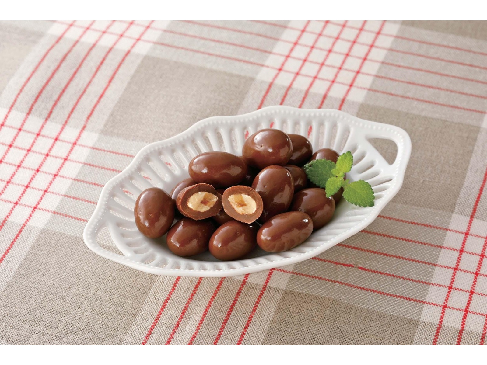 明治 アーモンドチョコレートハイキュー 79g | コープこうべネット
