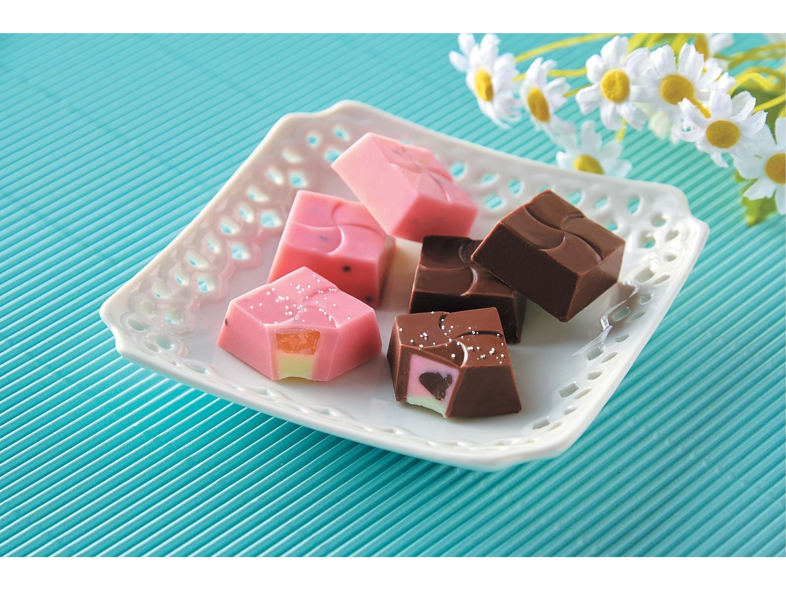 チロルチョコ チロルのすいか割りBOX 1箱（12コ入） | コープこうべ