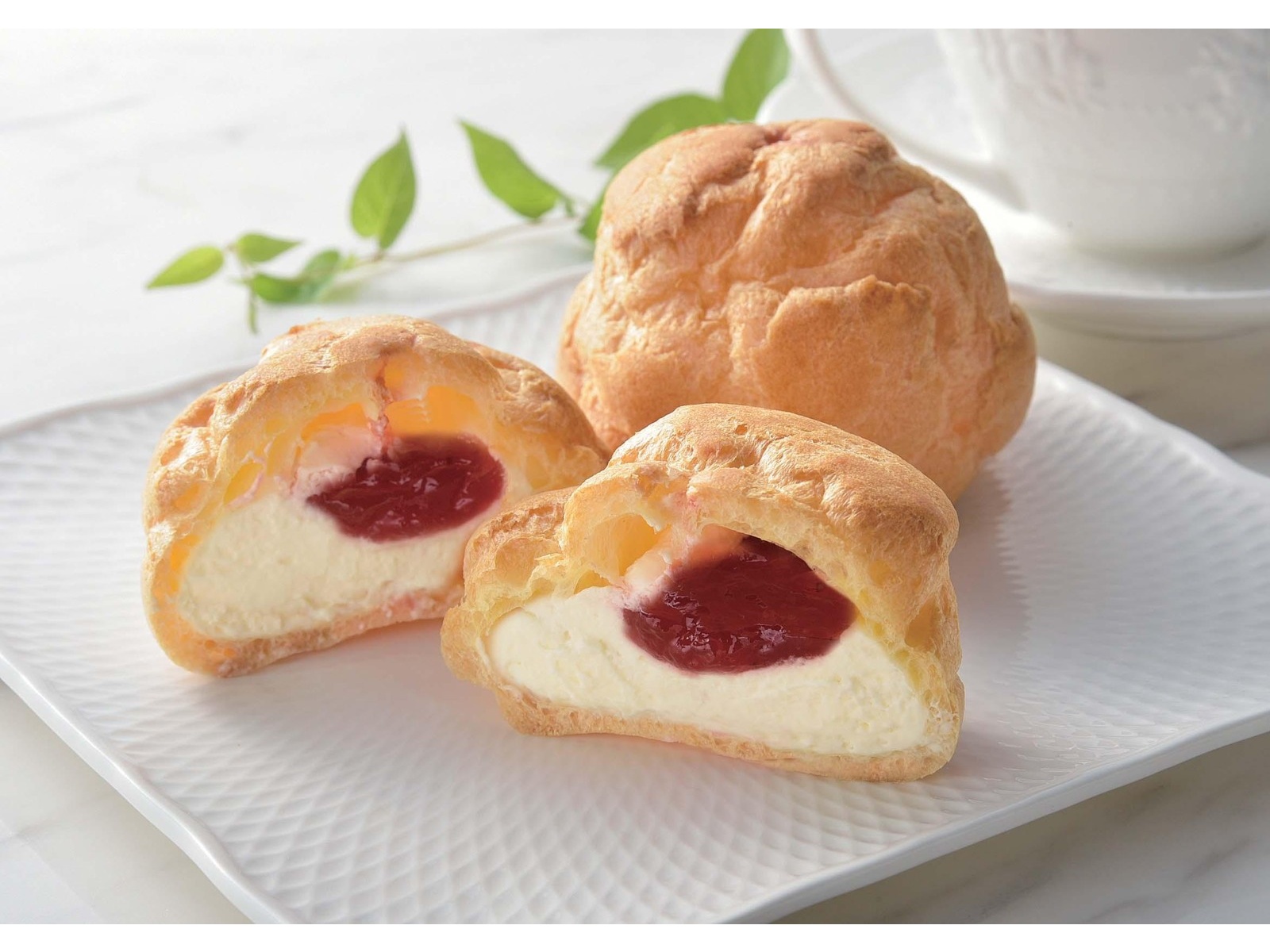 ヤマザキ とろ～り苺ソースのシュークリーム 2コ入| コープこうべネット