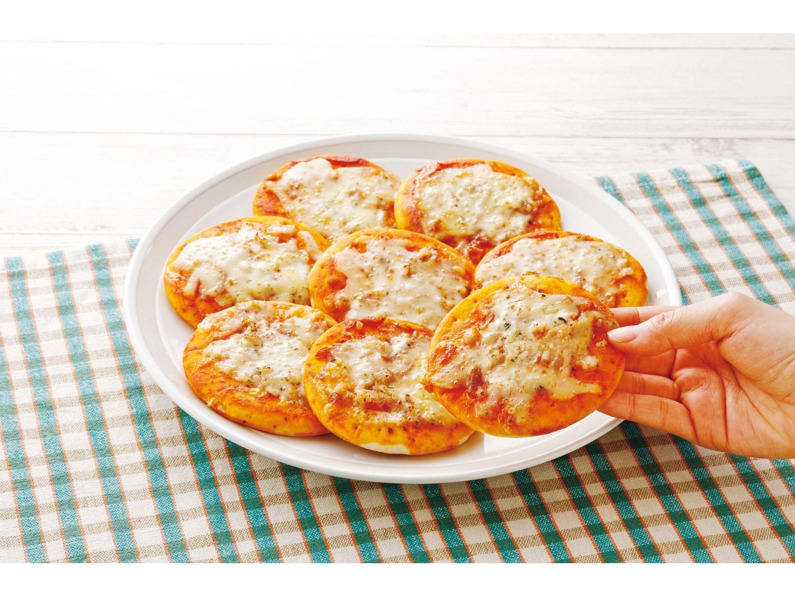 トレビ ミニピザ サラミ＆ベーコン 8枚入（240g）| コープこうべネット