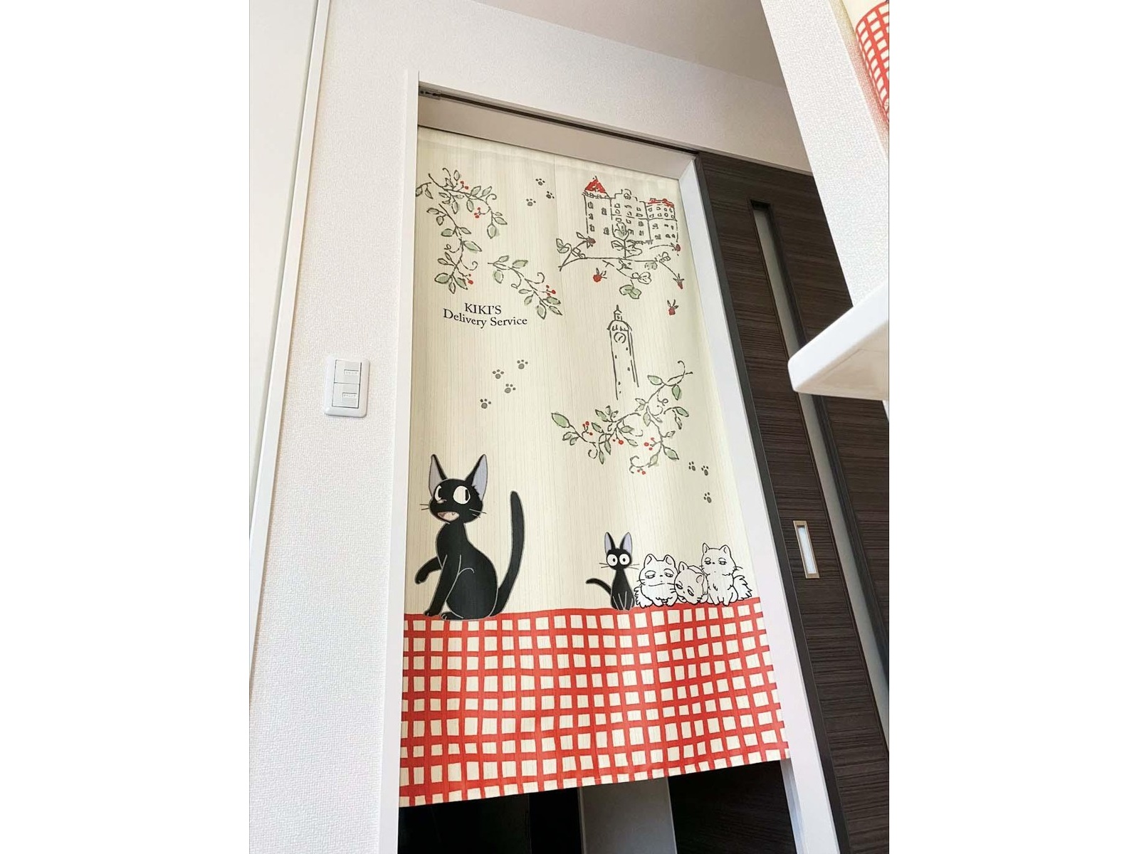 魔女の宅急便のれん 1枚 ジジと子どもたち 85×150cm| コープこうべネット