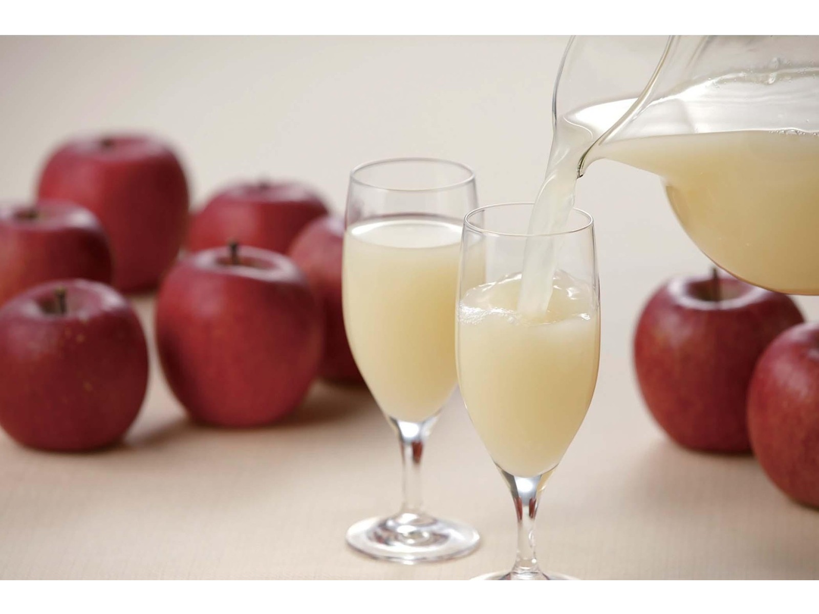 シャイニー 初しぼりりんごジュース 1L（瓶）| コープこうべネット