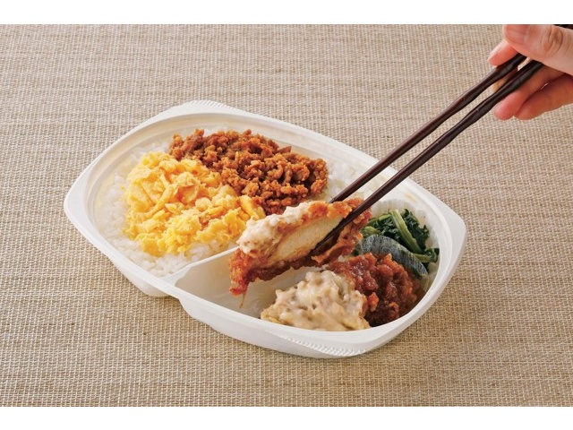 シノブフーズ 2種そぼろとタルタルチキン南蛮 1食（330g