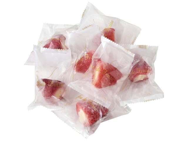 掌に乗る11粒の籠摘み苺 ヒカリ乳業 春摘み苺アイス 1箱（7粒入）| コープこうべネット